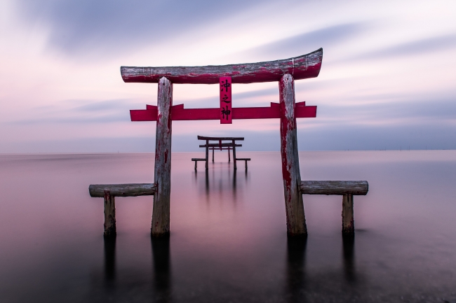 ＳＮＳ映え間違いなしの海中鳥居は時間と潮位の組み合わせで撮れる絵が変わる写真好きに魅力的なスポット。(C)Hideki Mizuta　