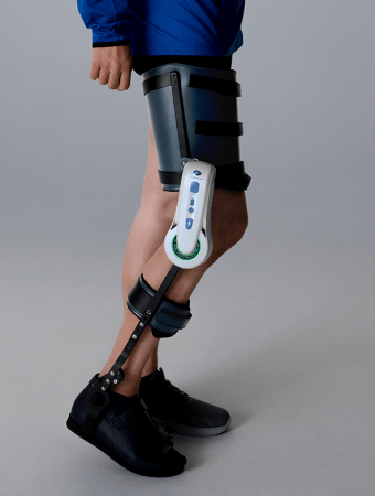 長下肢装具に装着した「RoboChemia(R) (EAM Knee)」
