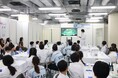 「わあ、光った！」子どもたちの歓声あふれる化学実験教室を実施