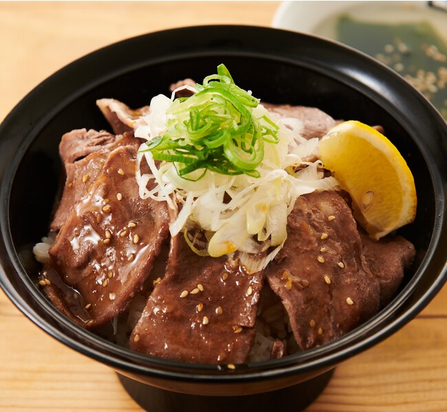ねぎ塩豚タン丼　790円（税込869円）