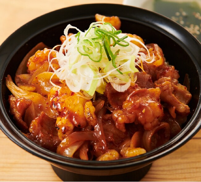 旨辛ホルモン丼　830円（税込913円）