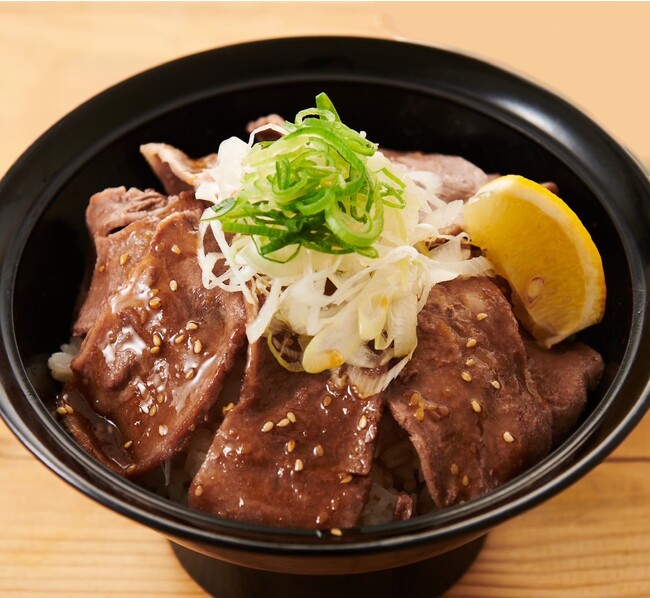 ねぎ塩豚タン丼　790円（税込869円）