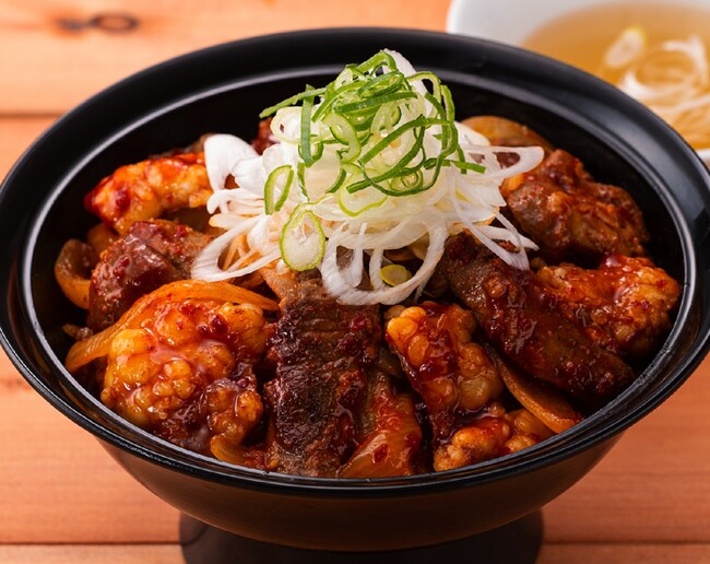 ■旨辛ホルモン・ハラミ丼 (スープ付き) 880円(税込968円) ■旨辛ホルモン・ハラミ丼 (スープ付き) 880円(税込968円)