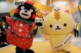 サンエックス広報の「コロニャ」がくまモンの誕生日イベントに登場!サンエックス制作のくまモンぬいぐるみ第1号をくまモンにお届けしました