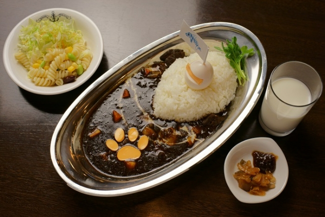 コラボカレーの一例（陽炎型航洋直接教育艦「晴風」カレー／横須賀海軍カレー本舗）