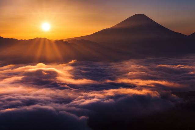 初日の出を富士山上空から見学（イメージ）