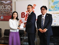 左から 沖縄県文化スポーツ 山城貴子 統括監　 KNT-CTホールディングス株式会社 酒井博 執行役員国内旅行部長 株式会社近畿日本ツーリスト沖縄 田中雅彦 代表取締役社長