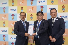 左から 沖縄観光コンベンションビューロー 下地芳郎 会長 株式会社近畿日本ツーリスト沖縄 田中雅彦 代表取締役社長 KNT-CTホールディングス株式会社 酒井博 執行役員国内旅行部長