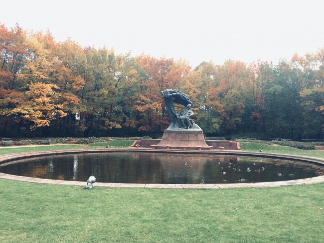 ワジェンキ公園の ショパン像（10月頃）