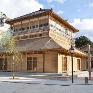 風情溢れる古総湯の佇まい（画像データ提供元『山代温泉観光協会』）