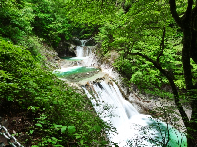 国内屈指の渓谷美を誇る景勝地「西沢渓谷」の七ツ釜五段の滝