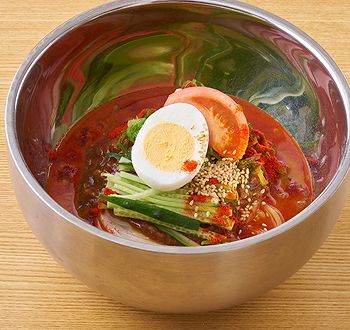 菊水亭のHotメニュー　「旨辛　冷やし肉味噌麺」