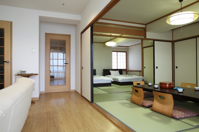 本館客室一例（6名定員・和室＋リビング）。人数に合わせて最適な客室を提供。