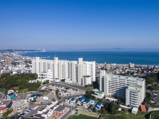 三浦海岸までホテルから徒歩約7分。神奈川県東部の美しい海岸に建つ白亜のホテル。