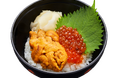 大好評！かっぱ寿司の海鮮丼シリーズに、食べ切りサイズがうれしいうにといくらを彩り豊かに盛り付けた「ご褒美小丼」が登場！