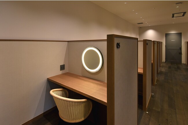 表情をチェックしながらオンライン会議や配信も可能