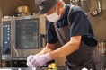 「みんなと一緒に食べたい」をかなえる。カムカムスワローとSMALL WORLDSが食のバリアフリー推進で連携