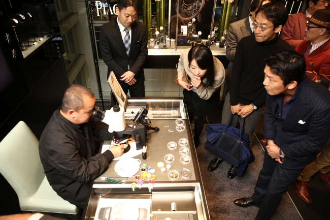 文字盤に施された装飾芸術に感嘆する来場者