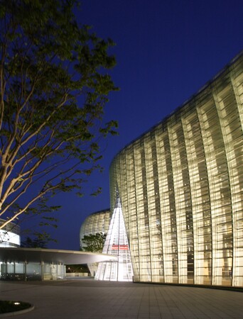 夜も美しい国立新美術館 (C)The National Art Center, Tokyo