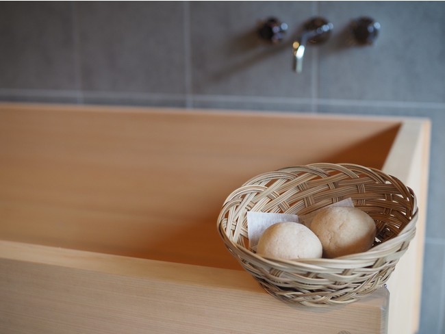 職人手作りの檜風呂が備えられている客室も。あたたかな檜の香りで、贅沢なバスタイムを過ごすことができる