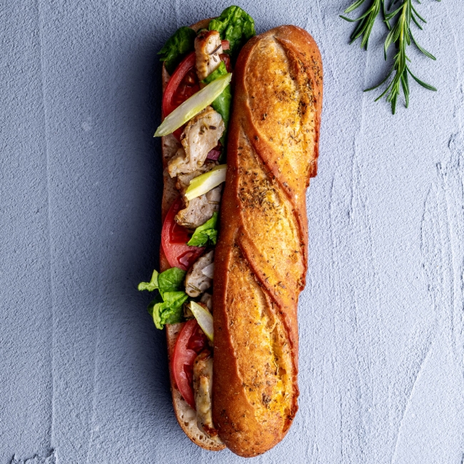 リュスティック プロヴァンサル￥560＋税 ローズマリーでマリネしたチキンと、トマト、セロリ、ルッコラ、マヨネーズが入ったサンドイッチ。リュスティックはフランスのハード系のパンの一種。