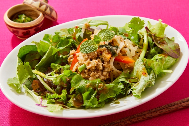 青唐辛子の効いた味つけの豚ひき肉を、ミントやバジル、パクチーなどのハーブ野菜と食べる、タイ東北部イサーン料理の定番のひとつです。