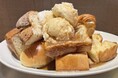 西新宿の和牛ビストロで、お通しが「2種のパン食べ放題」に！自家製ホイップバター＆メープル付き、税込550円で開始