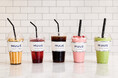 約1Lのメガドリンクが290円。韓国風メガドリンク＆スムージー専門店「MÜÜS」が8月22日、大阪・高槻にオープン