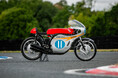 1966年ロードレース世界選手権にてマイク・ヘイルウッドにタイトルをもたらしたホンダ RC173をアイコニック・オークショニアーズが出品