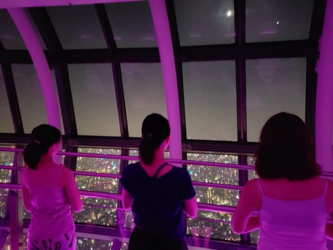 昨年度の地上450mの『東京スカイツリー天望回廊』でのヨガの様子