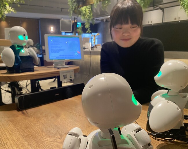 【写真】生徒が分身ロボット「OriHime」を操作して、接客練習を行っている様子