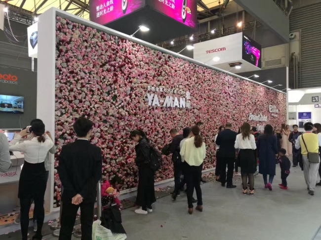 3万3千本のバラで壁面を装飾したヤーマンブース