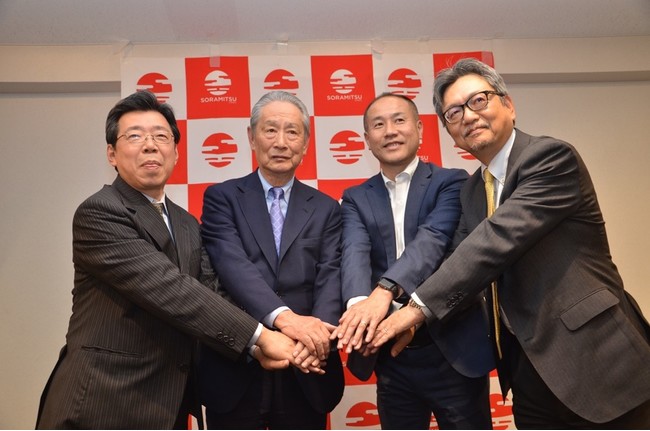 写真：Hyperledger Irohaの正式リリース時の記者発表と出井氏（左から二人目）