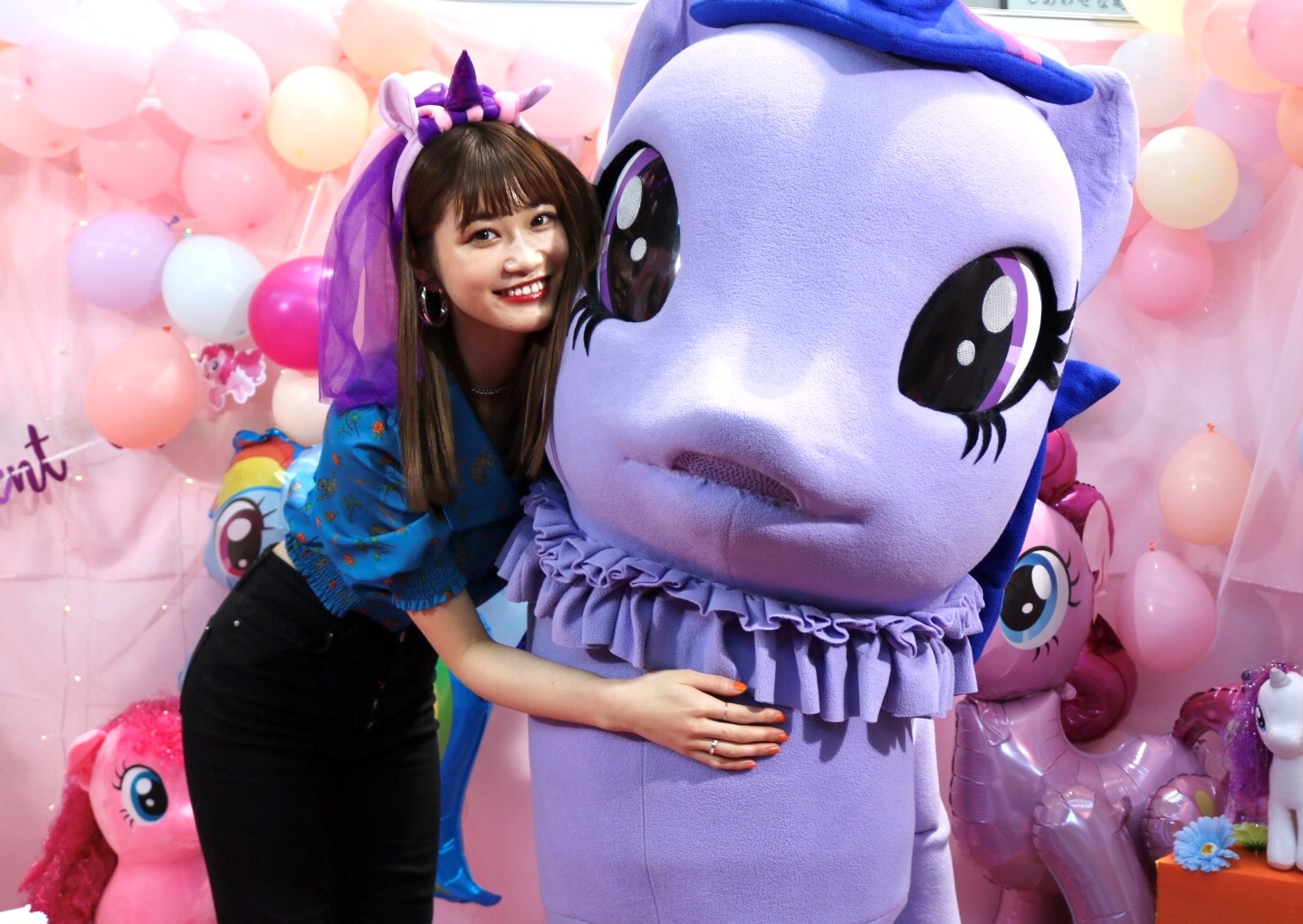 女子高生が選ぶ好きなモデル第1位の 生見愛瑠 さんが ユニコーンになりきって My マイ Little リトル Pony ポニー との2ショットを実現 セガトイズのプレスリリース