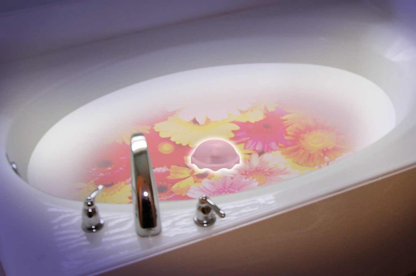 暗闇の中 浴槽にゆらめく癒しの映像で心休まる贅沢なバスタイムを提供する Aqua Kurage アクアクラゲ 誕生 セガトイズのプレスリリース