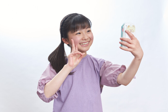令和時代の大ヒットシリーズにスマホ型玩具が登場！『カードで