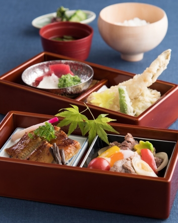 「鰻のかば焼きと黒毛和牛すき焼き風の二段重」