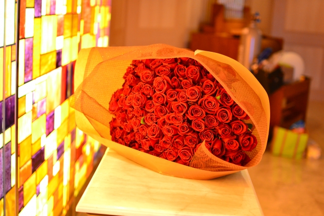 「最愛」を意味する101本のバラの花束