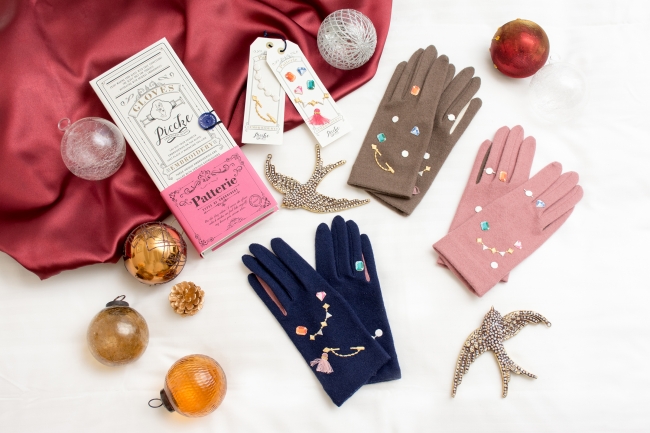 「ガールズクリスマス」刺繍ワッペンをカスタマイズして作る手袋。アイロンを貸し出しますので、簡単に接着できます