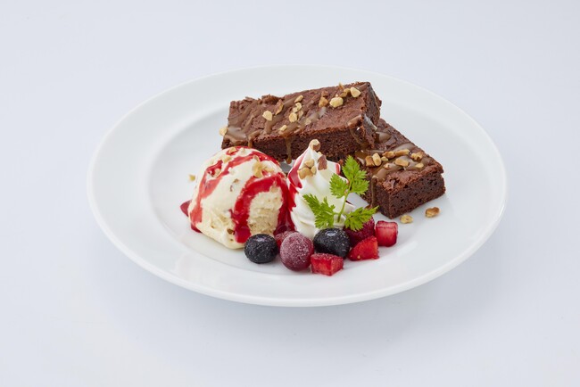 ブラウニー(焦がしバターキャラメルアイス添え)　３９９円(税込４３８円)