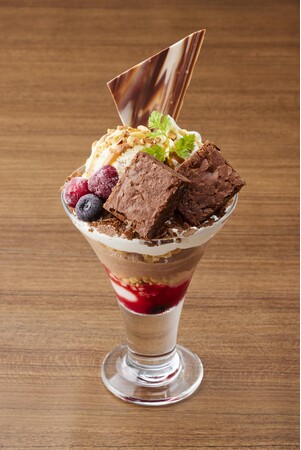 チョコとキャラメルの ブラウニーパフェ　５９９円(税込６５８円)