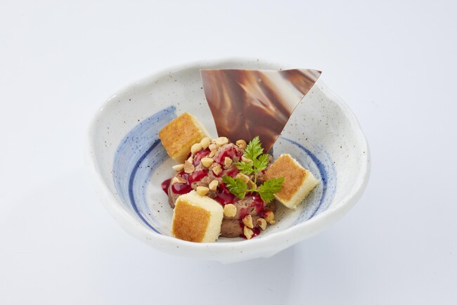 ベルギーチョコムース木苺ソースがけ　２９９円(税込３２８円)