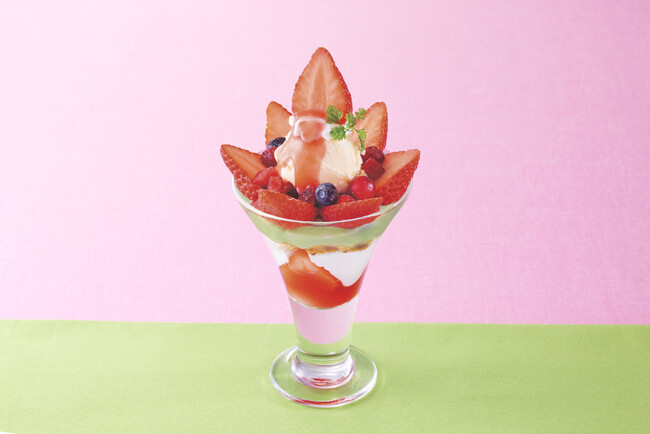苺たっぷり贅沢パフェ　７９９円(税込８７８円)