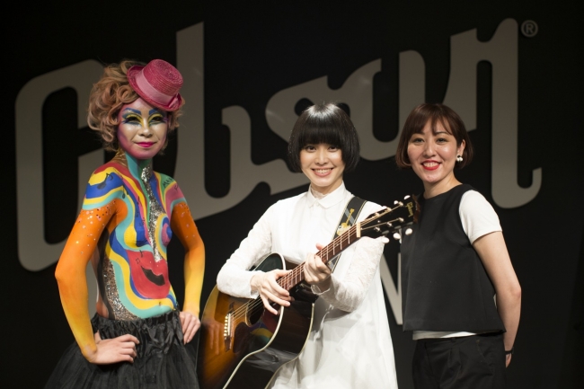 (左から)ボディペイントを施したモデル、シンガーソングライター小南泰葉さん、 メイクアップフォーエバー　エデュケーションマネージャー／メイクアップアーティスト AKIKO
