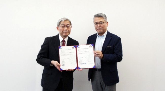 左 KDDIエボルバ 代表取締役社長 中澤、右 BSIグループジャパン 営業本部長 鎌苅様