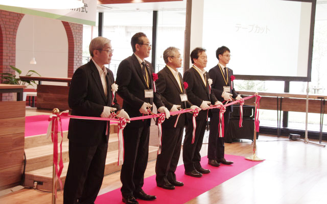 左から、KDDIエボルバ 中澤社長、札幌市 石川副市長、北海道 浦本副知事、クリーンハウス 渡辺常務