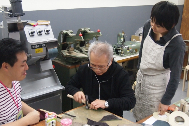 16歳から靴の製作に携わってきた現役製甲師の酒井満夫氏（写真中央）