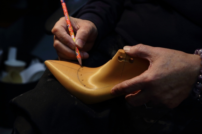 3Dプリンターで製作した木型から靴をつくる様子