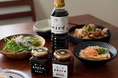 時短飯クリエイター「たじ飯のたじ」の万能だれ「たれまかせ」、累計1万本を突破。記念して第2弾・ラー油「赤辛まかせ」を10月9日に数量限定発売