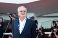 京都の職人技がヴェネチア国際映画祭のレッドカーペットへ　ジェフリー・ラッシュ氏が「京友禅スカーフ」を着用